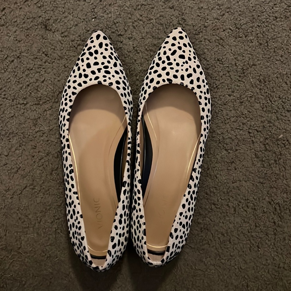 Vionic Leopard Flats